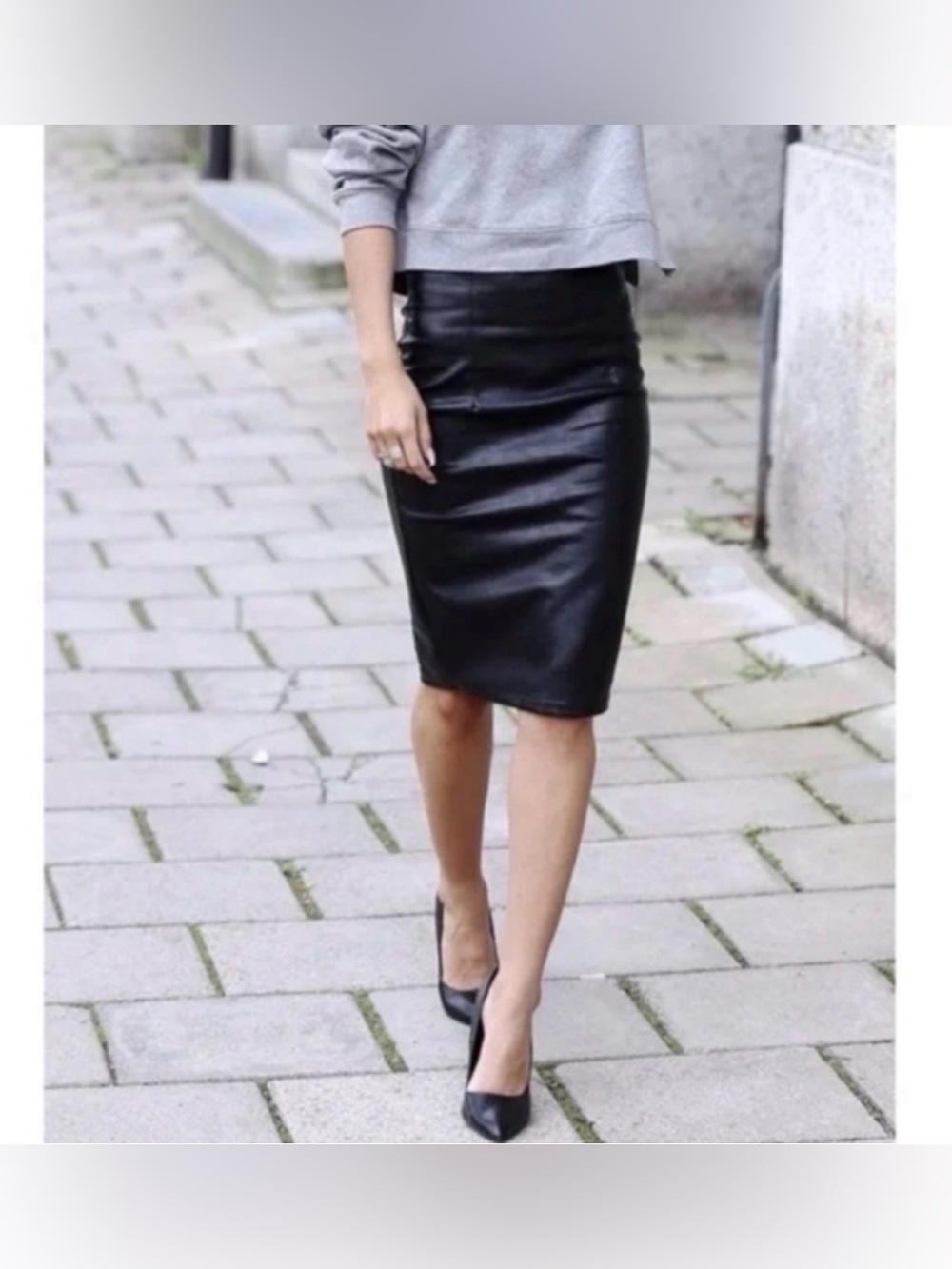 Vintage Wilson’s Leather Maxima Black Pencil Straight Skirt
90’s
Back Slit
Lined - Picture 1 of 11